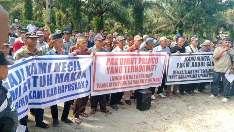 Tuntut Tolak Penghapusan Bantuan Uang Beras, Ratusan Pensiunan Gruduk Kantor Distrik Asahan 2 Tuntut Tolak Penghapusan Bantuan Uang Beras, Ratusan Pensiunan Gruduk Kantor Distrik Asahan