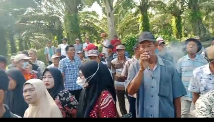 Tuntut Tolak Penghapusan Bantuan Uang Beras, Ratusan Pensiunan Gruduk Kantor Distrik Asahan - WhatsApp Image 2025 05 28 at 12.51.40