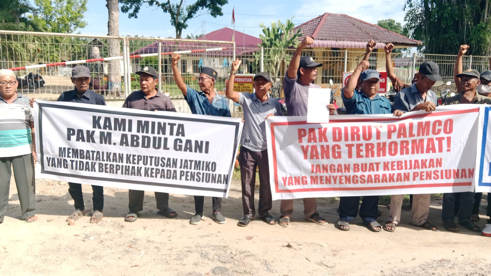 Tuntut Tolak Penghapusan Bantuan Uang Beras, Ratusan Pensiunan Gruduk Kantor Distrik Asahan 6 Tuntut Tolak Penghapusan Bantuan Uang Beras, Ratusan Pensiunan Gruduk Kantor Distrik Asahan - WhatsApp Image 2025 05 28 at 12.52.291