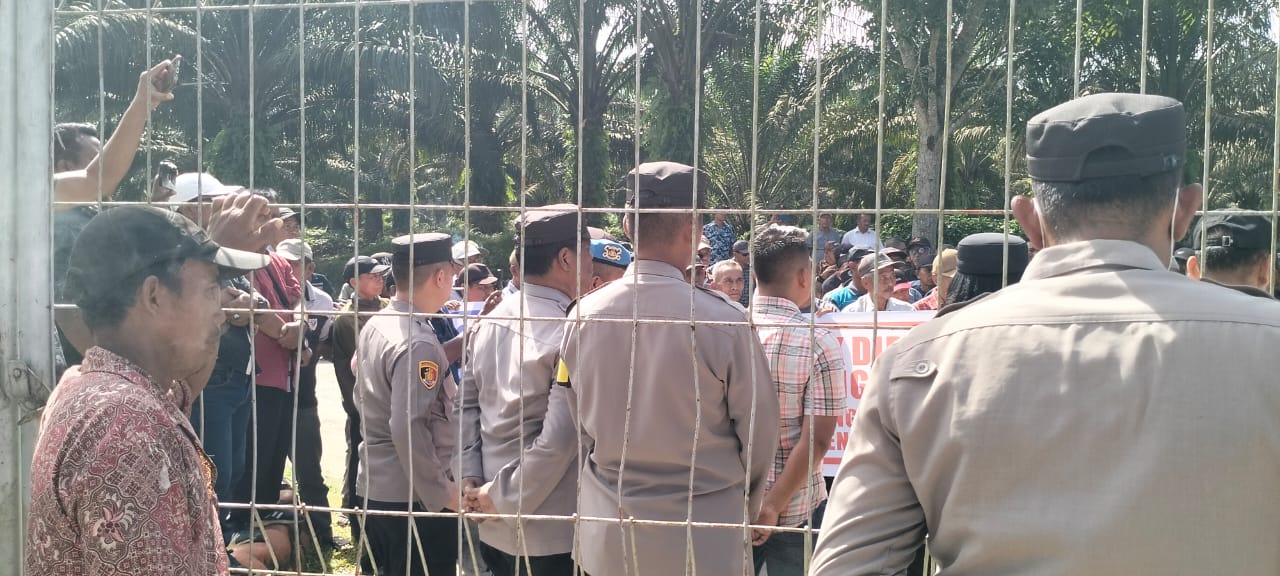 Tuntut Tolak Penghapusan Bantuan Uang Beras, Ratusan Pensiunan Gruduk Kantor Distrik Asahan 8 Tuntut Tolak Penghapusan Bantuan Uang Beras, Ratusan Pensiunan Gruduk Kantor Distrik Asahan - WhatsApp Image 2025 05 28 at 12.52.52