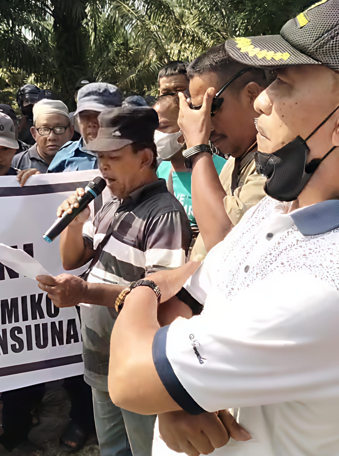 Tuntut Tolak Penghapusan Bantuan Uang Beras, Ratusan Pensiunan Gruduk Kantor Distrik Asahan 7 Tuntut Tolak Penghapusan Bantuan Uang Beras, Ratusan Pensiunan Gruduk Kantor Distrik Asahan - WhatsApp Image 2025 05 28 at 12.53.06