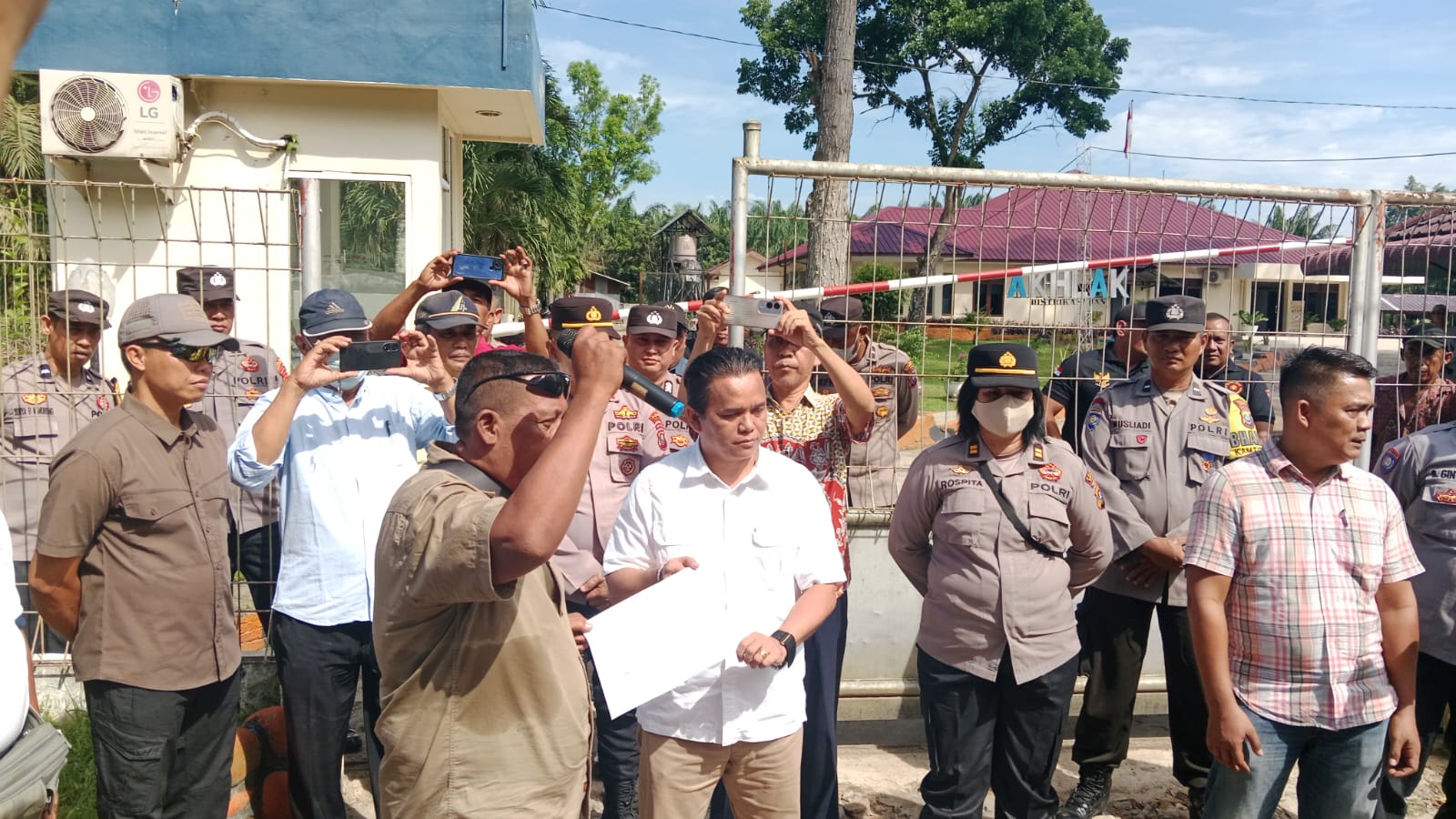 Tuntut Tolak Penghapusan Bantuan Uang Beras, Ratusan Pensiunan Gruduk Kantor Distrik Asahan 9 Tuntut Tolak Penghapusan Bantuan Uang Beras, Ratusan Pensiunan Gruduk Kantor Distrik Asahan - WhatsApp Image 2025 05 28 at 12.53.16