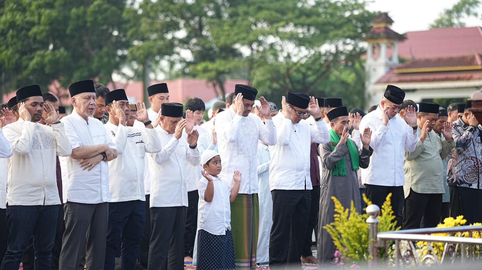 Gubernur Sumut bersama Bupati Deli Serdang Sholat Idul Adha di Alun-Alun Pemkab Deli Serdang - IMG 20250606 WA0069