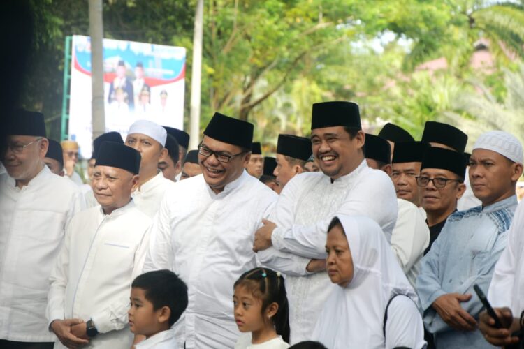 Gubernur Sumut bersama Bupati Deli Serdang Sholat Idul Adha di Alun-Alun Pemkab Deli Serdang 2 Gubernur Sumut bersama Bupati Deli Serdang Sholat Idul Adha di Alun-Alun Pemkab Deli Serdang