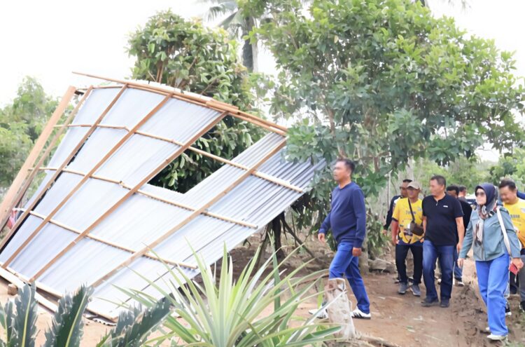 Bupati Serdangbedagei Dharma Wijaya Tinjau Lokasi Terjangan Puting Beliung 2 Bupati Serdangbedagei Dharma Wijaya Tinjau Lokasi Terjangan Puting Beliung