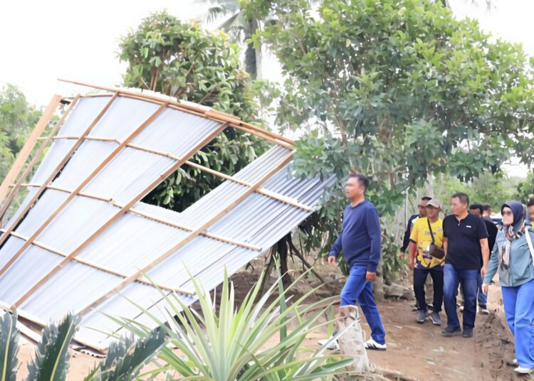 Bupati Serdangbedagei Dharma Wijaya Tinjau Lokasi Terjangan Puting Beliung