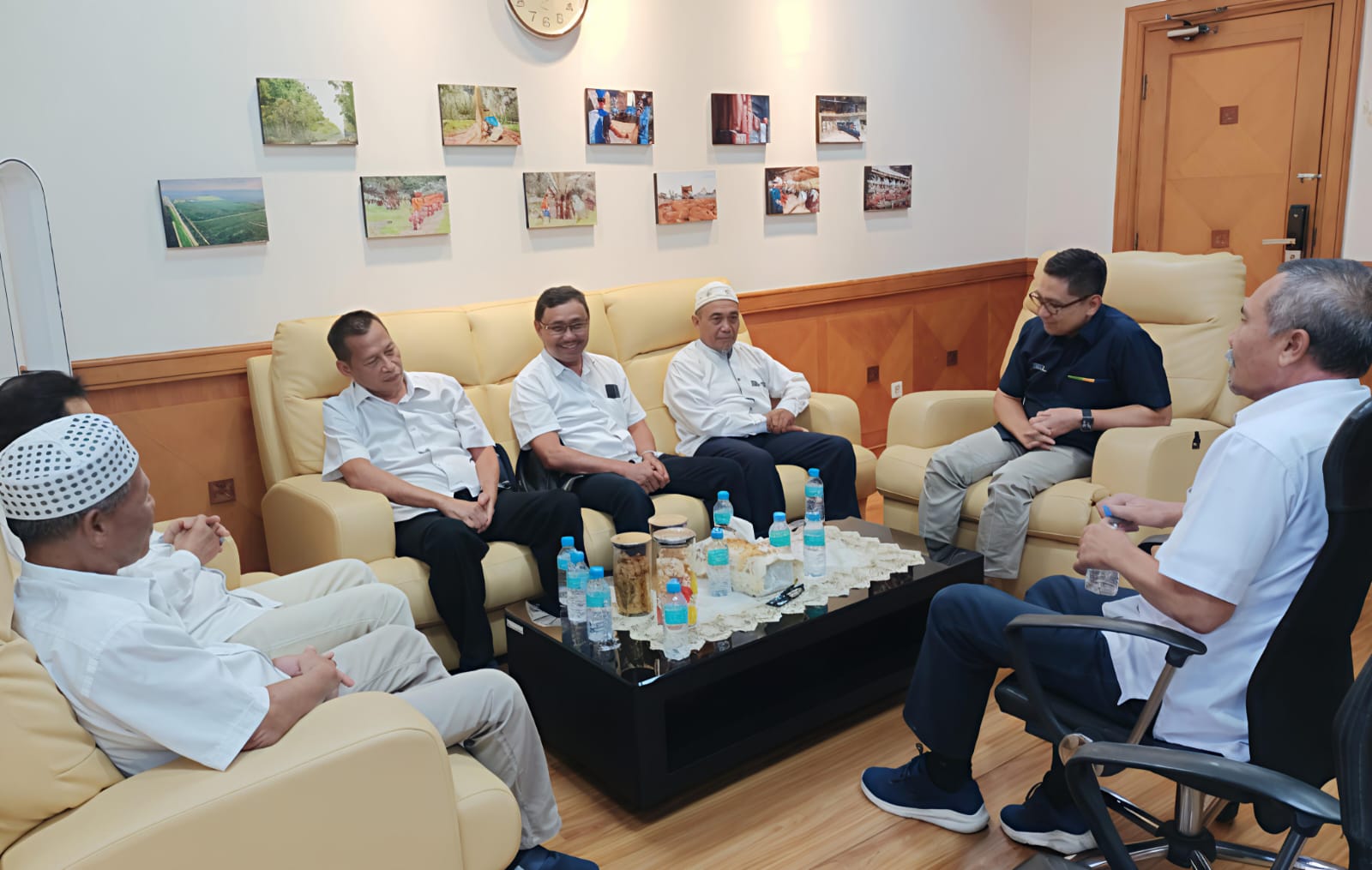 Ketum KP3N H. Zulkifli Barus Apresiasi Pertemuan Ketua Cabang P3RI H. Ngadi Dengan SEVP Business Support PTPN IV Palmco Regional I Achmad Diponegoro - IMG 20250722 WA0008 2
