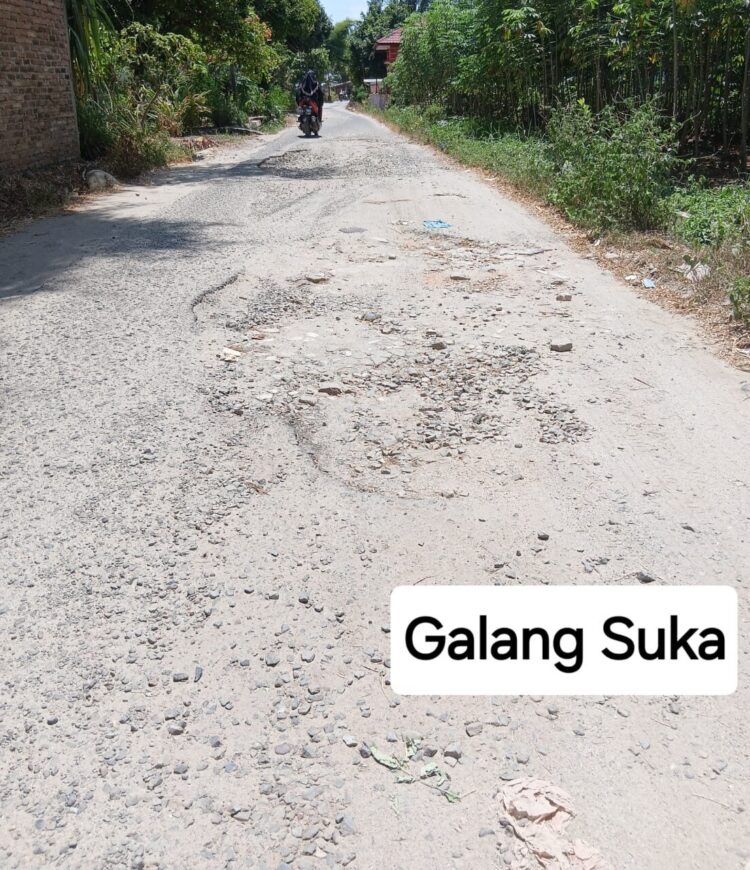 Jalan Ditiga Desa Kec. Galang Rusak Berat Kadis PUPR Dinilai Tidak Adil, Cendrung Membangun Sepurtaran Medan. Apakah pemborong Dari Medan?