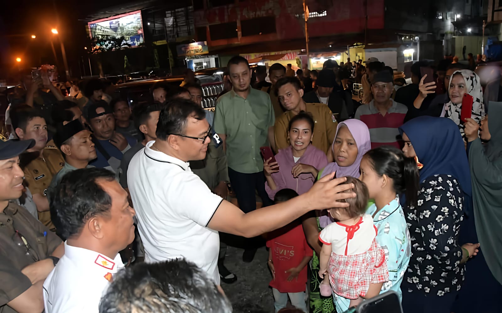 Bupati Deliserdang dr. Asri Ludin Tambunan Buktikan Kepedulian Pada Masyarakat Tanjungmorawa, Dengan Realisasikan Pengaspalan Jalan 5 Bupati Deliserdang dr. Asri Ludin Tambunan Buktikan Kepedulian Pada Masyarakat Tanjungmorawa, Dengan Realisasikan Pengaspalan Jalan - IMG 20250805 WA0016