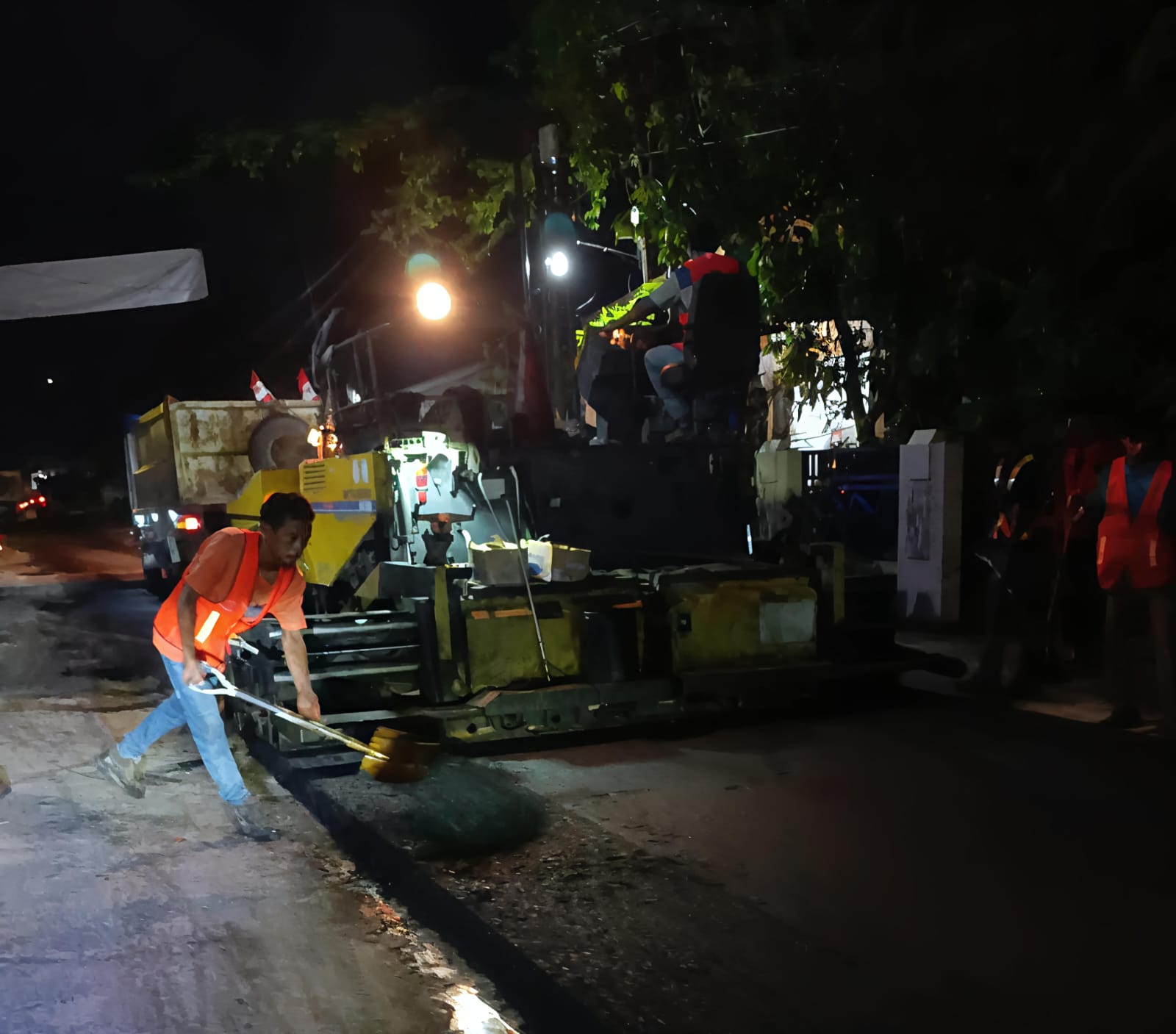 Bupati Deliserdang dr. Asri Ludin Tambunan Buktikan Kepedulian Pada Masyarakat Tanjungmorawa, Dengan Realisasikan Pengaspalan Jalan 6 Bupati Deliserdang dr. Asri Ludin Tambunan Buktikan Kepedulian Pada Masyarakat Tanjungmorawa, Dengan Realisasikan Pengaspalan Jalan - IMG 20250805 WA0017