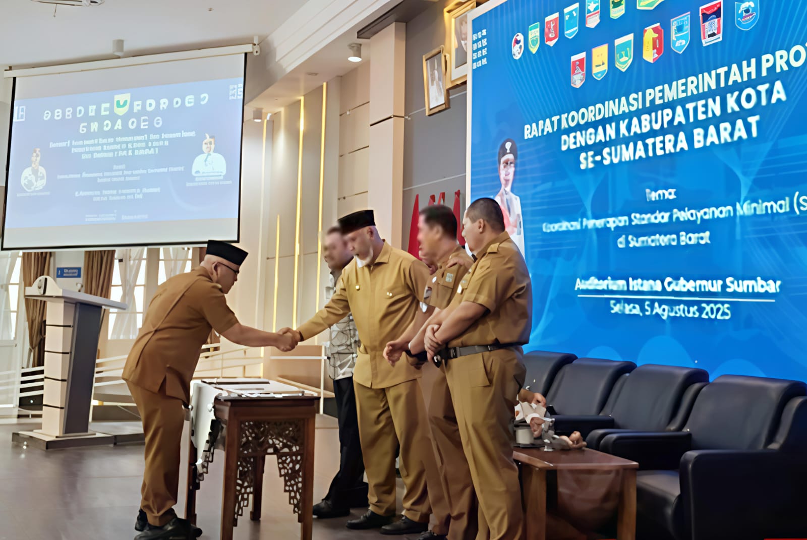 Bupati Pasaman Barat Paparkan Capaian SPM 94,14 Persen di Hadapan Gubernur Sumbar Mahyeldi dan Dirjen Bina Bangda Kemendagri Ir. Restuardy Daud, MSc - IMG 20250806 WA0004