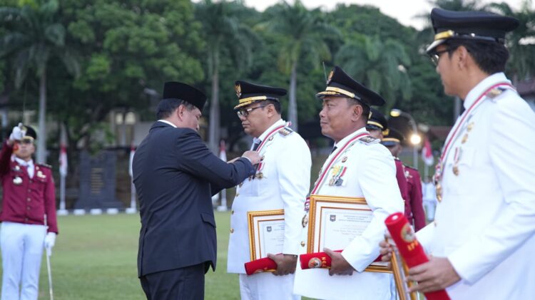 Bupati & Wakil Bupati Terima Penghargaan Kartika Pamong Praja Muda dan Alumni Kehormatan Pendidikan Kepamongprajaan dari IPDN