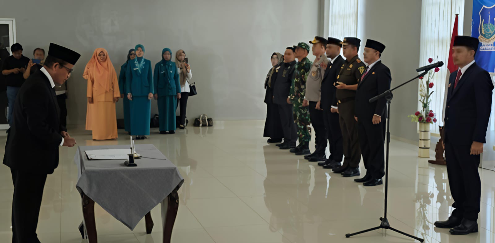 Wali Kota Tebingtinggi H . Iman Irdian Saragih Lantik M. Syah Irwan Menjadi Pj. Sekdako 7 Wali Kota Tebingtinggi H . Iman Irdian Saragih Lantik M. Syah Irwan Menjadi Pj. Sekdako - IMG 20250807 WA0019