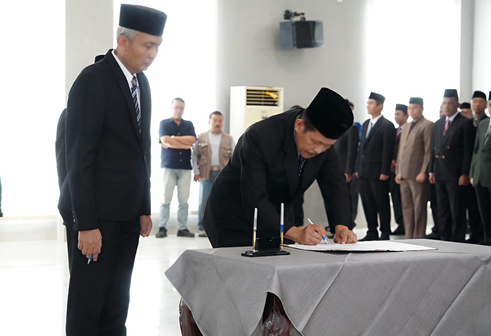 Wali Kota Tebingtinggi H . Iman Irdian Saragih Lantik M. Syah Irwan Menjadi Pj. Sekdako 6 Wali Kota Tebingtinggi H . Iman Irdian Saragih Lantik M. Syah Irwan Menjadi Pj. Sekdako - IMG 20250807 WA0020