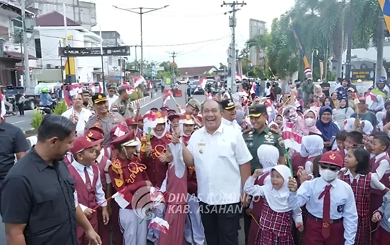 Bupati Asahan Taufik Zainal Abidin Bagikan 3.250 Bendera Merah Putih Kepada Warga Di Depan Kantor Perpustakaan 5 Bupati Asahan Taufik Zainal Abidin Bagikan 3.250 Bendera Merah Putih Kepada Warga Di Depan Kantor Perpustakaan - IMG 20250807 WA0022