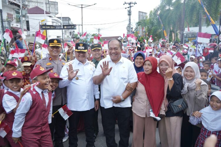Bupati Asahan Taufik Zainal Abidin Bagikan 3.250 Bendera Merah Putih Kepada Warga Di Depan Kantor Perpustakaan 2 Bupati Asahan Taufik Zainal Abidin Bagikan 3.250 Bendera Merah Putih Kepada Warga Di Depan Kantor Perpustakaan