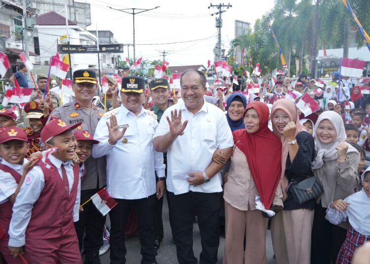 Bupati Asahan Taufik Zainal Abidin Bagikan 3.250 Bendera Merah Putih Kepada Warga Di Depan Kantor Perpustakaan 4 Bupati Asahan Taufik Zainal Abidin Bagikan 3.250 Bendera Merah Putih Kepada Warga Di Depan Kantor Perpustakaan
