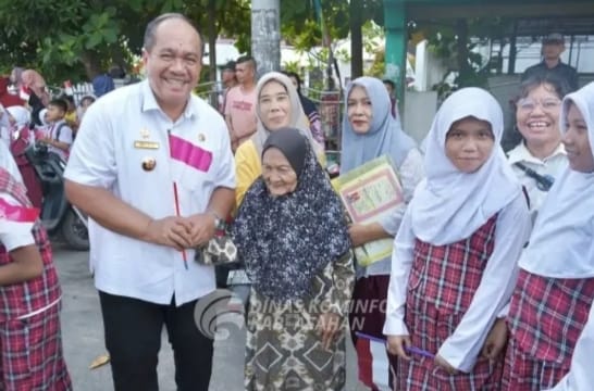 Bupati Asahan Taufik Zainal Abidin Bagikan 3.250 Bendera Merah Putih Kepada Warga Di Depan Kantor Perpustakaan 6 Bupati Asahan Taufik Zainal Abidin Bagikan 3.250 Bendera Merah Putih Kepada Warga Di Depan Kantor Perpustakaan - IMG 20250807 WA0024
