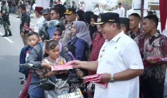 Bupati Asahan Taufik Zainal Abidin Bagikan 3.250 Bendera Merah Putih Kepada Warga Di Depan Kantor Perpustakaan 7 Bupati Asahan Taufik Zainal Abidin Bagikan 3.250 Bendera Merah Putih Kepada Warga Di Depan Kantor Perpustakaan - IMG 20250807 WA0025