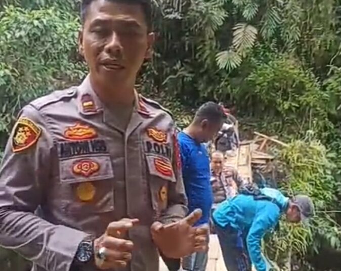 Polsek Dua Koto Polres Pasaman Prakarsai Pembuatan Jembatan Darurat Yang Runtuh di Batang Kundur. 4 Polsek Dua Koto Polres Pasaman Prakarsai Pembuatan Jembatan Darurat Yang Runtuh di Batang Kundur.