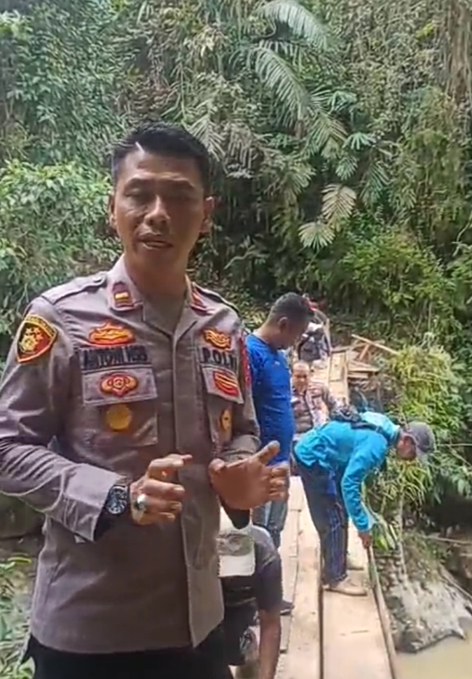 Polsek Dua Koto Polres Pasaman Prakarsai Pembuatan Jembatan Darurat Yang Runtuh di Batang Kundur. 5 Polsek Dua Koto Polres Pasaman Prakarsai Pembuatan Jembatan Darurat Yang Runtuh di Batang Kundur. - IMG 20250809 WA0001