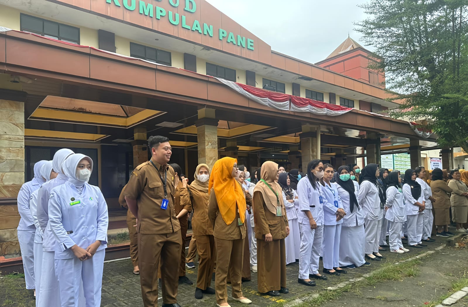 Pada Apel Gabungan Rsud. Dr. H. Kumpulan Pane , Walikota Tebingtinggi H. Iman Irdian Saragih : RSUD Kumpulan Pane Harus Bisa Menyumbang PAD 5 Pada Apel Gabungan Rsud. Dr. H. Kumpulan Pane , Walikota Tebingtinggi H. Iman Irdian Saragih : RSUD Kumpulan Pane Harus Bisa Menyumbang PAD - IMG 20250811 WA0332