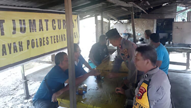 Polsek Rambutan Tebingtinggi Sampaikan Himbauan kepada Warga Pada Kegiatan Jumat Curhat di Kelurahan Karya Jaya 2 Polsek Rambutan Tebingtinggi Sampaikan Himbauan kepada Warga Pada Kegiatan Jumat Curhat di Kelurahan Karya Jaya