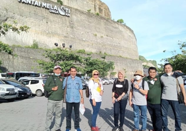 Jalan-Jalan Seronok Ke Pantai Melasti Ungasan Bali, Destinasi Wisata Pesisir Pasir Putih 4 Jalan-Jalan Seronok Ke Pantai Melasti Ungasan Bali, Destinasi Wisata Pesisir Pasir Putih
