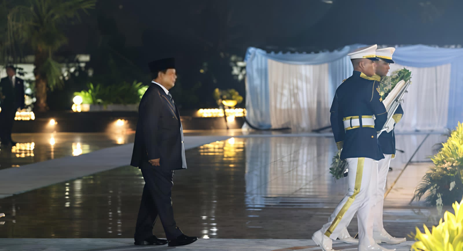 Tepat Pukul 00.00 Wib Presiden RI Prabowo Subianto Pimpin Renungan Suci HUT RI Ke-80 Di Makam Pahlawan Kalibata 5 Tepat Pukul 00.00 Wib Presiden RI Prabowo Subianto Pimpin Renungan Suci HUT RI Ke-80 Di Makam Pahlawan Kalibata - IMG 20250817 WA0004