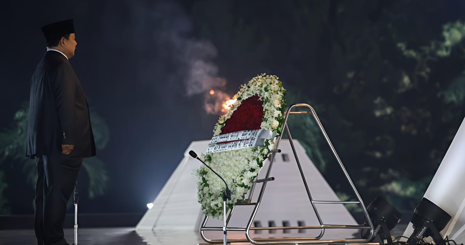 Tepat Pukul 00.00 Wib Presiden RI Prabowo Subianto Pimpin Renungan Suci HUT RI Ke-80 Di Makam Pahlawan Kalibata 6 Tepat Pukul 00.00 Wib Presiden RI Prabowo Subianto Pimpin Renungan Suci HUT RI Ke-80 Di Makam Pahlawan Kalibata - IMG 20250817 WA0005