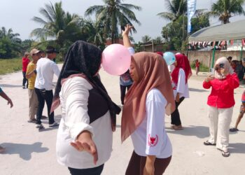 Memeriahkan Perayaan HUT RI Ke-80, Pemuda-Pemudi Kelurahan Rantaulaban dan KKL 10 STAIS Tebingtinggi Gelar Berbagai Perlombaan, Ditandai Dengan Lomba Joget Balon Emak-Emak