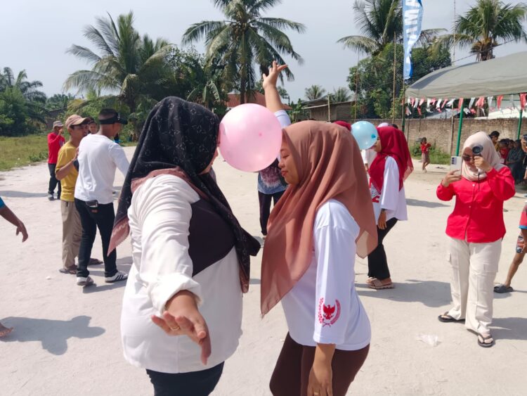 Memeriahkan Perayaan HUT RI Ke-80, Pemuda-Pemudi Kelurahan Rantaulaban dan KKL 10 STAIS Tebingtinggi Gelar Berbagai Perlombaan, Ditandai Dengan Lomba Joget Balon Emak-Emak