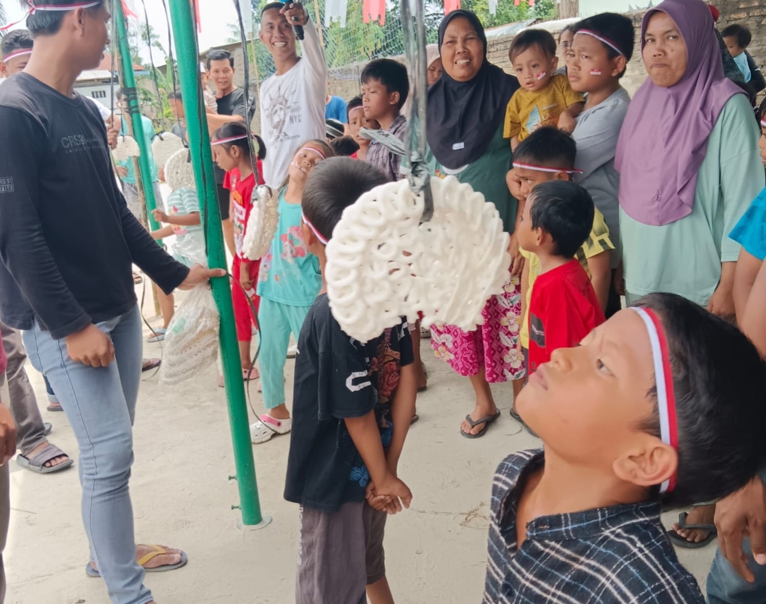 Memeriahkan Perayaan HUT RI Ke-80, Pemuda-Pemudi Kelurahan Rantaulaban dan KKL 10 STAIS Tebingtinggi Gelar Berbagai Perlombaan, Ditandai Dengan Lomba Joget Balon Emak-Emak 9 Memeriahkan Perayaan HUT RI Ke-80, Pemuda-Pemudi Kelurahan Rantaulaban dan KKL 10 STAIS Tebingtinggi Gelar Berbagai Perlombaan, Ditandai Dengan Lomba Joget Balon Emak-Emak - IMG 20250817 WA0032