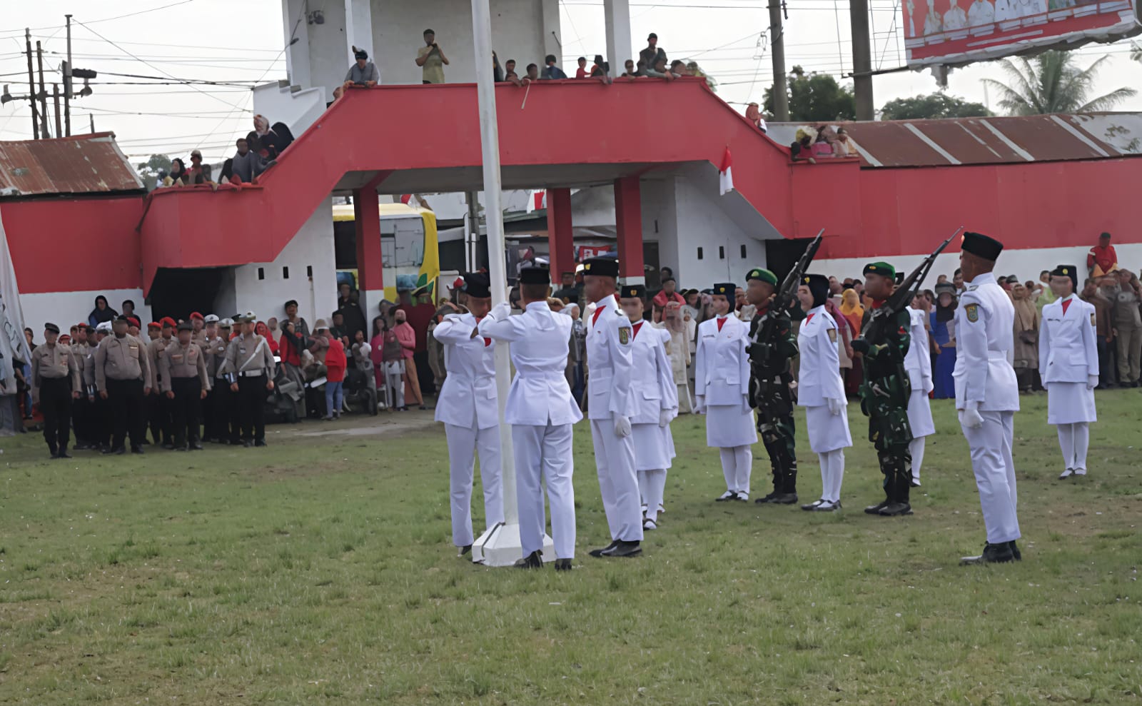 Wakil Bupati Serdangbedagai H. Adlin Tambunan Irup Penurunan Bendera HUT ke-80 Kemerdekaan RI 6 Wakil Bupati Serdangbedagai H. Adlin Tambunan Irup Penurunan Bendera HUT ke-80 Kemerdekaan RI - IMG 20250821 WA0007