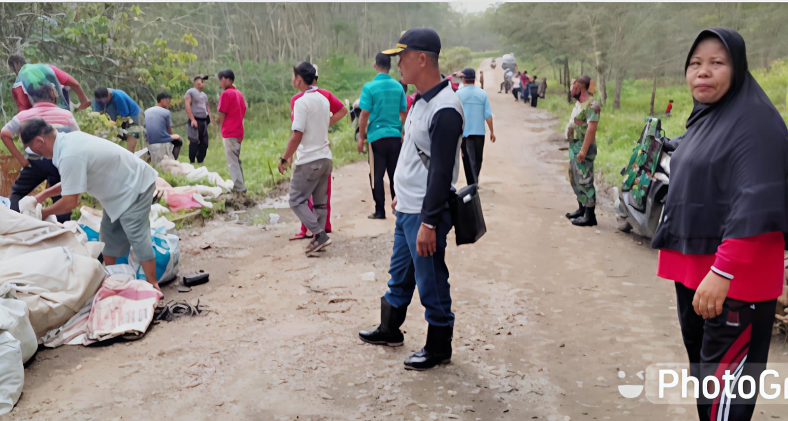 Miris, Emak-Emak Jaga Kantor Desa Bandar Negeri, Saat Kades Dinas Luar - IMG 20250822 WA0002