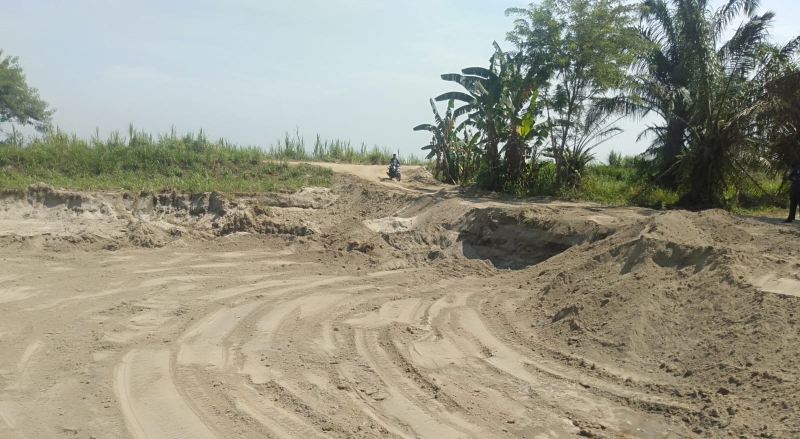 Kepala BWS Sumut II Medan Tolak Usulan Pemdes Karang Anyar Jadikan Bantaran Sei Ular Sebagai Wisata Budidaya Anggur. Fraksi Partai Golkar Ucok Purba : BWS Agar Pertimbangkan Kembali Dan Minta Kapoldasu Tertibkan Galian C Disepanjang Bantaran Sungai Ular - IMG 20250829 WA0004