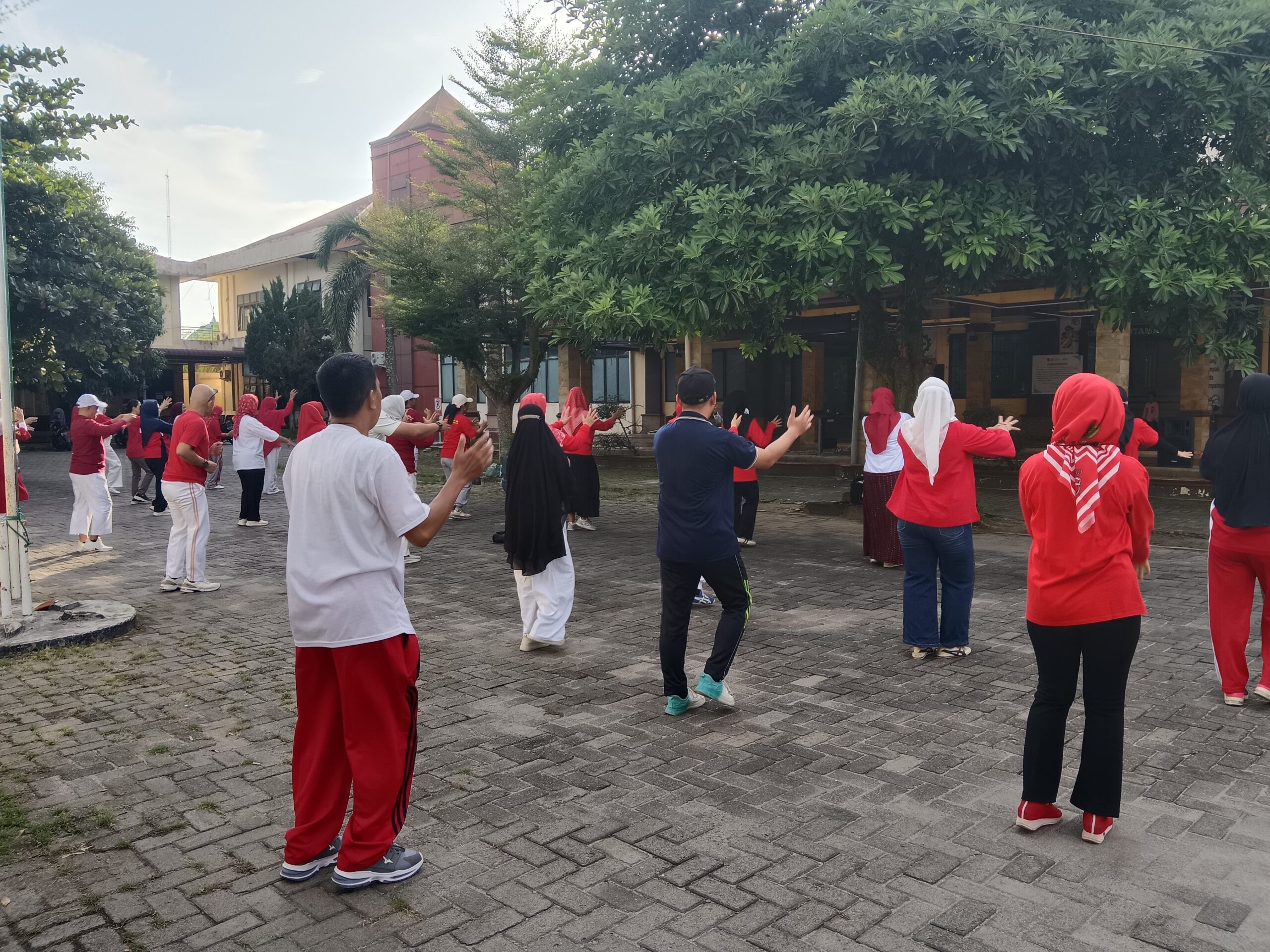 Semarakkan Perayaan HUT RI Ke-80, RSUD dr. H. Kumpulan Pane Kota Tebingtinggi Gelar Berbagai Perlombaan - IMG 20250816 074957 scaled