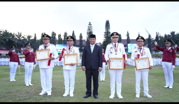 Bupati & Wakil Bupati Terima Penghargaan Kartika Pamong Praja Muda dan Alumni Kehormatan Pendidikan Kepamongprajaan dari IPDN 5 Bupati & Wakil Bupati Terima Penghargaan Kartika Pamong Praja Muda dan Alumni Kehormatan Pendidikan Kepamongprajaan dari IPDN - Screenshot 2025 0806 210535