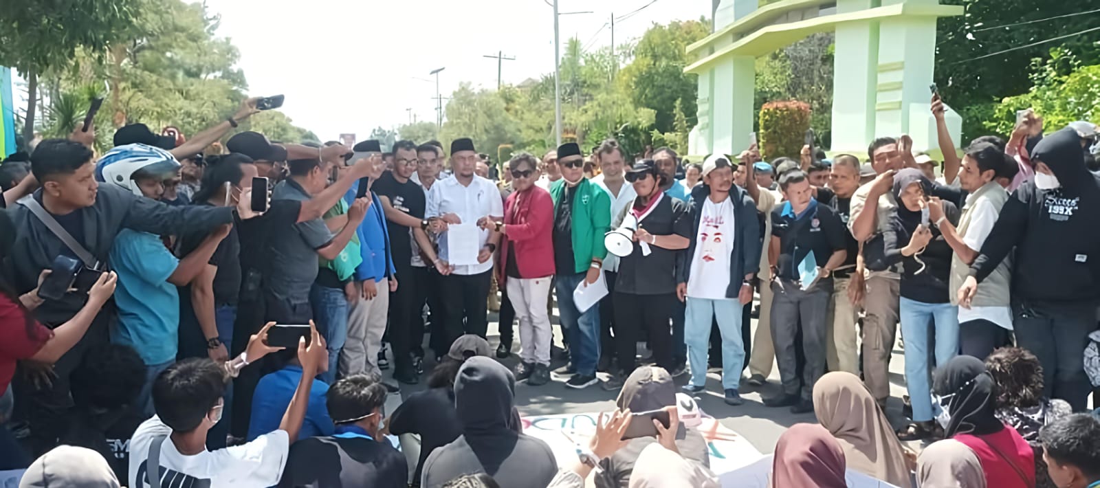 Ratusan Massa Gelar Aksi Damai Di Kota Tebingtinggi, Sampaikan 4 Tuntutan - IMG 20250902 WA0010