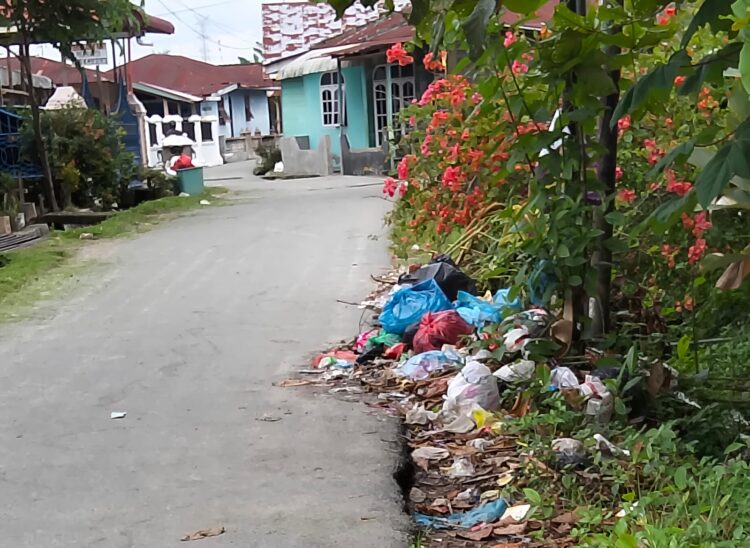 Truck Pengangkut Sudah 5 Hari Tidak Beroperasi, Sampah Menumpuk Disepanjang Jalan Bukit Kubu Kota Tebingtinggi 2 Truck Pengangkut Sudah 5 Hari Tidak Beroperasi, Sampah Menumpuk Disepanjang Jalan Bukit Kubu Kota Tebingtinggi