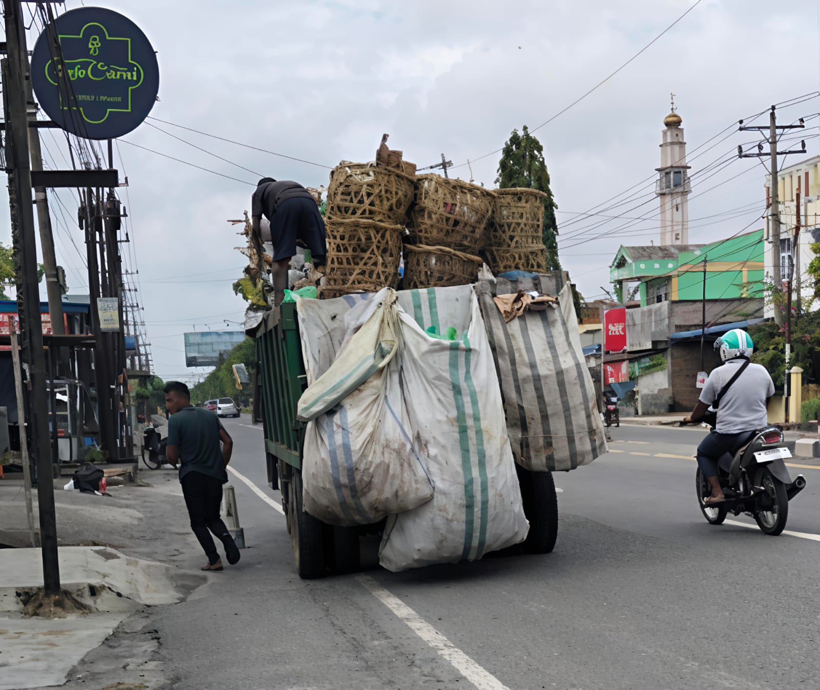 Truck Pengangkut Sudah 5 Hari Tidak Beroperasi, Sampah Menumpuk Disepanjang Jalan Bukit Kubu Kota Tebingtinggi 6 Truck Pengangkut Sudah 5 Hari Tidak Beroperasi, Sampah Menumpuk Disepanjang Jalan Bukit Kubu Kota Tebingtinggi - IMG 20250915 WA0012