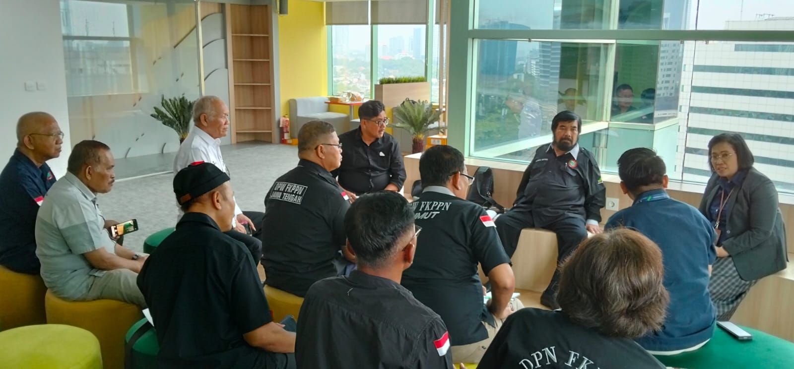 Ketua Umum DPN FKPPN Serta Ginting Temui Direktur SDM Holding PTPN III Endang Suraningsih, Tagih Janji Abdul Ghani 5 Ketua Umum DPN FKPPN Serta Ginting Temui Direktur SDM Holding PTPN III Endang Suraningsih, Tagih Janji Abdul Ghani - IMG 20250928 WA0000