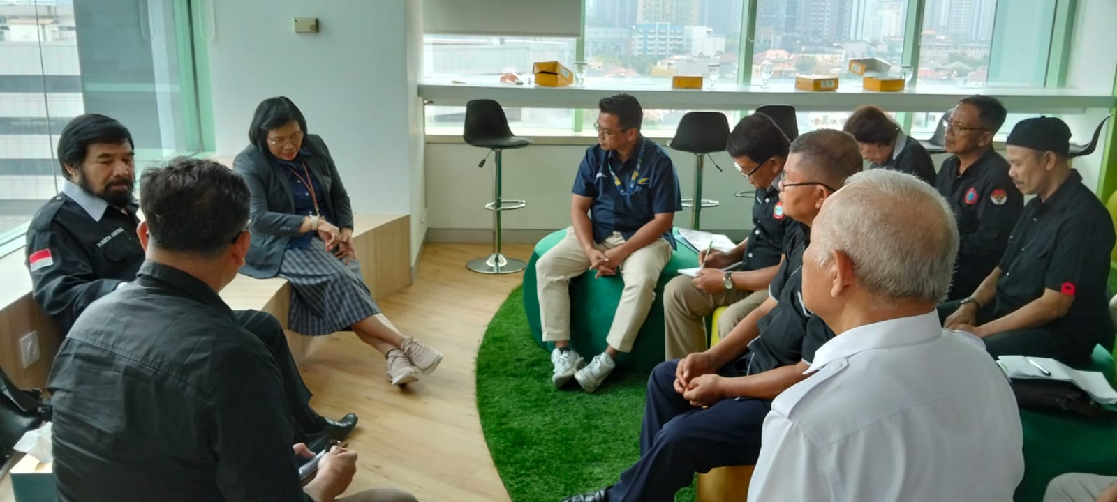 Ketua Umum DPN FKPPN H. Serta Ginting Sampaikan Aspirasi Pensiunan Perkebunan Kepada Direktur SDM PTPN III Persero Holding Perkebunan Nusantara Endang Suraningsih - IMG 20250928 WA0009