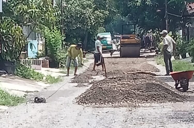 Selesai Jalan Diaspal, Warga Prumnas Mandala Ucapkan Terima Kasih Pada Bupati Asri Ludin Tambunan 2 Selesai Jalan Diaspal, Warga Prumnas Mandala Ucapkan Terima Kasih Pada Bupati Asri Ludin Tambunan