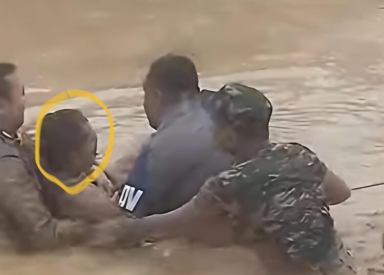 Tapsel Berduka, Sungai Batangtoru Meluap, Arus Deras Ancam Permukiman Warga, 4 Orang Dinyatakan Hilang 4 Tapsel Berduka, Sungai Batangtoru Meluap, Arus Deras Ancam Permukiman Warga, 4 Orang Dinyatakan Hilang