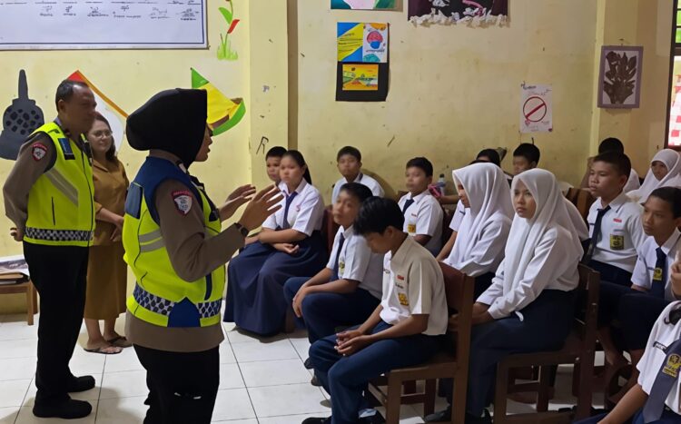 Sat Lantas Polres Sibolga Gelar "Police Goes To School" Di SMPN 2 Sibolga, Untuk Sukseskan Operasi Zebra Toba 2025 2 Sat Lantas Polres Sibolga Gelar “Police Goes To School” Di SMPN 2 Sibolga, Untuk Sukseskan Operasi Zebra Toba 2025