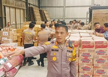Kapolres Tapanuli Utara AKBP Ernis Sitinjak Dan Kapolres Pelabuhan Belawan AKBP Wahyudi Rahman, Serahkan Bantuan Kepada Korban Bencana Longsor Dan Banjir
