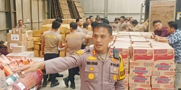 Kapolres Tapanuli Utara AKBP Ernis Sitinjak Dan Kapolres Pelabuhan Belawan AKBP Wahyudi Rahman, Serahkan Bantuan Kepada Korban Bencana Longsor Dan Banjir