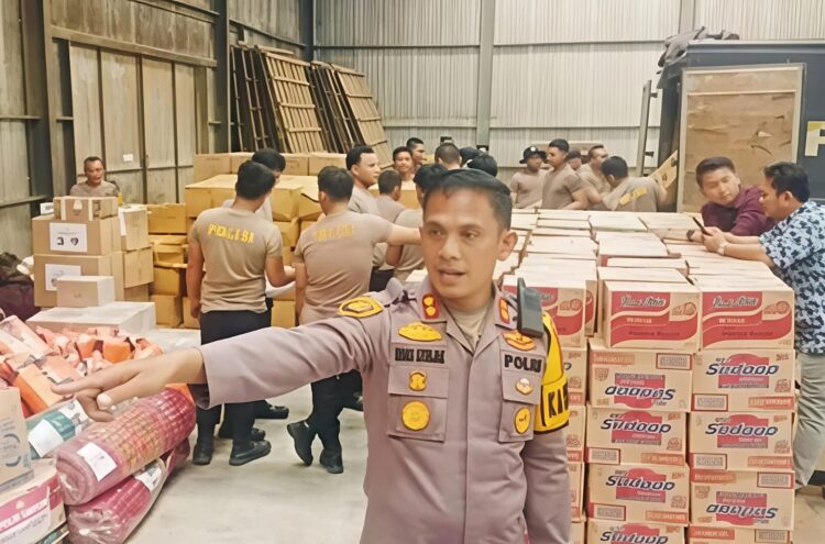 Kapolres Tapanuli Utara AKBP Ernis Sitinjak Dan Kapolres Pelabuhan Belawan AKBP Wahyudi Rahman, Serahkan Bantuan Kepada Korban Bencana Longsor Dan Banjir 2 Kapolres Tapanuli Utara AKBP Ernis Sitinjak Dan Kapolres Pelabuhan Belawan AKBP Wahyudi Rahman, Serahkan Bantuan Kepada Korban Bencana Longsor Dan Banjir