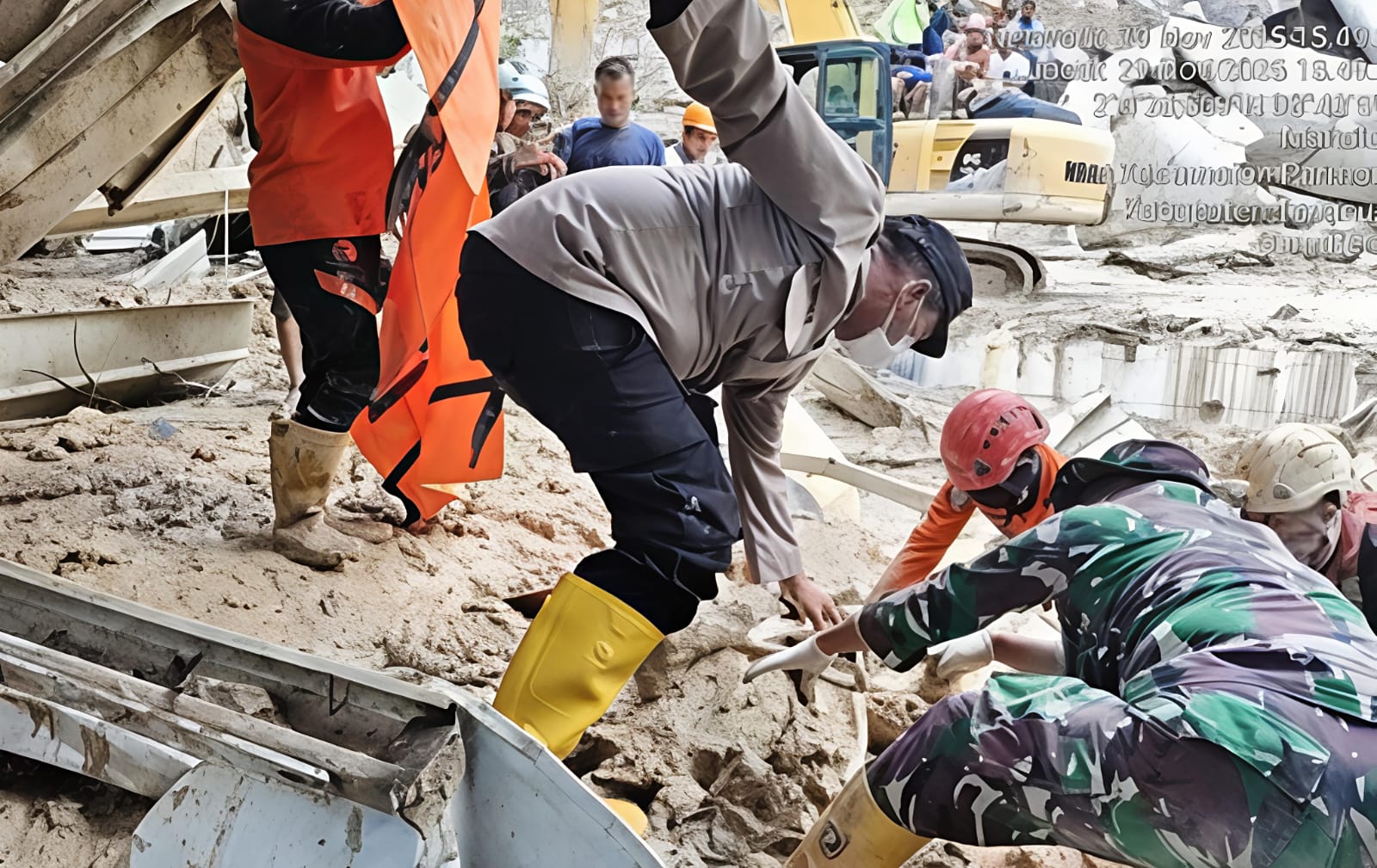 Kapolres Tapanuli Utara AKBP Ernis Sitinjak Dan Kapolres Pelabuhan Belawan AKBP Wahyudi Rahman, Serahkan Bantuan Kepada Korban Bencana Longsor Dan Banjir - IMG 20251201 WA0012